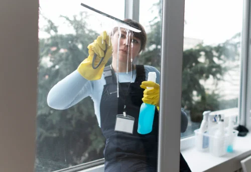 Nettoyage de vitres intérieures et extérieures à Saint-Clair-de-la-Tour